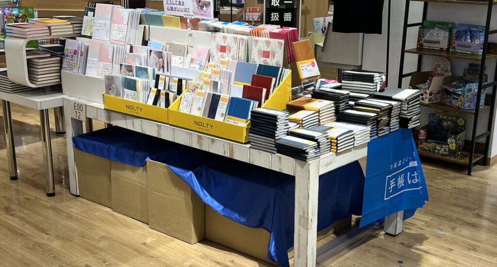 書店の手帳売り場。黄色いNOLTYの什器を中心に、2027年版の手帳が平台に並んでいる（2026年9月13日撮影）